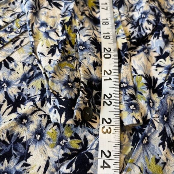 J Jill Women's Blouse Floral Print Navy White Green Crepe Light Size Medium - Picture 8 of 9